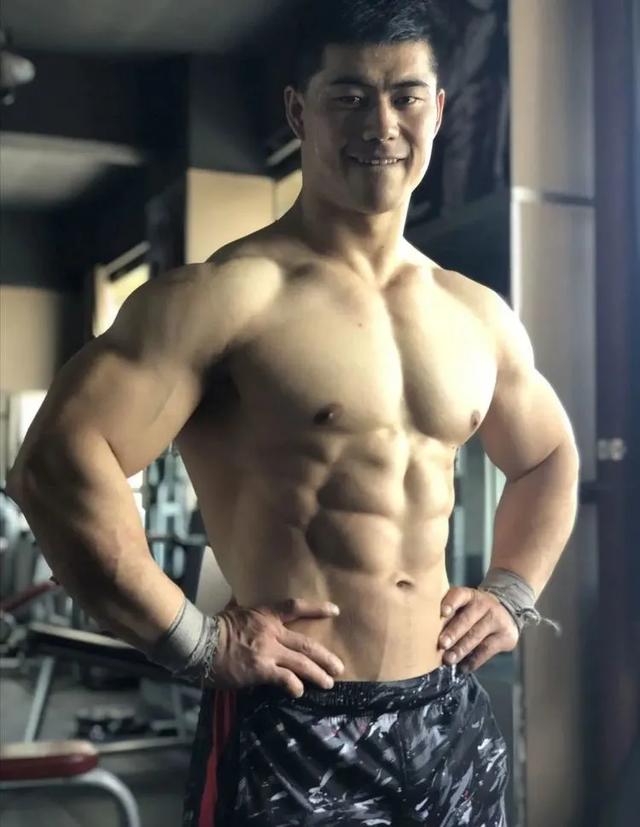 舔屏|29岁肌肉防疫员巨无霸身材引发舔屏,脱掉工作服后网友们炸了……