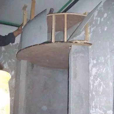 ▲瓦工老爸非要自己砖砌淋浴房，老妈不乐意，完工后乐的笑开花！