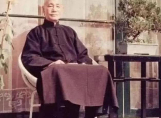 蒋介石|蒋介石离开大陆时，还剩多少军事力量？说出来你可能不信