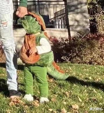 张恒|张恒被曝是富二代，独自带娃仪式感也足，一双儿女写真超萌