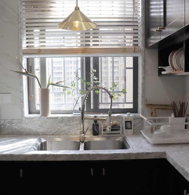 相比国内的,日本水槽上的小设计,让水槽好用好几倍