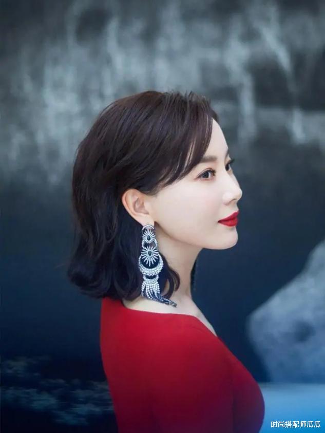 发型|?女人过了38岁尽量少烫大妈卷，试试这3种发型 ，时髦显气质