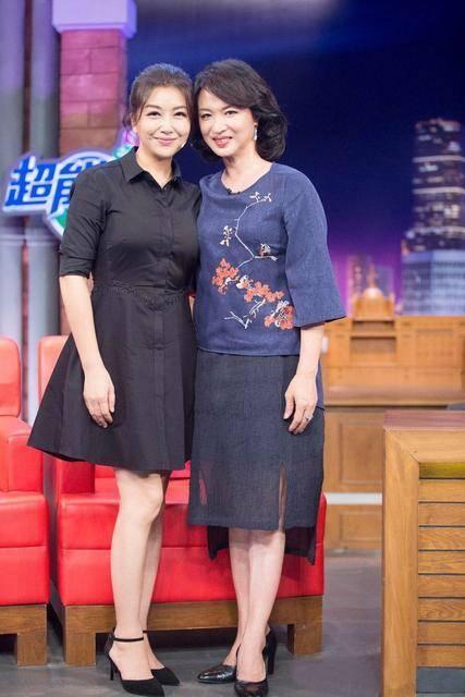 蔡卓宜|52岁江珊不服老，丸子头“鲶鱼刘海”好嫩，穿T恤配牛仔裤像00后