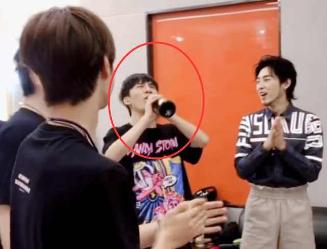 「王一博」王一博开完香槟没酒杯，直接用瓶子喝，谁注意咋喝的？暴露人品