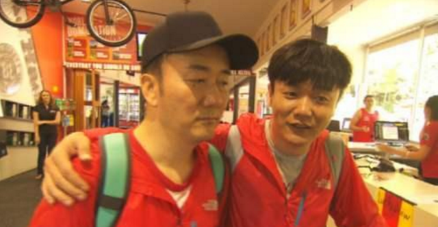 #重庆#筷子兄弟在重庆开面馆，粉丝吃一碗“猪脚面”，看见账单成了哑巴