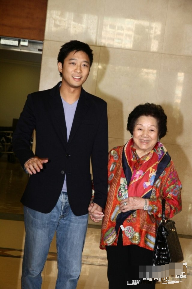 霍启刚|霍老太设灵，朱玲玲与儿子牵手送别前婆婆，霍启刚仨孩子提前离开一脸好奇