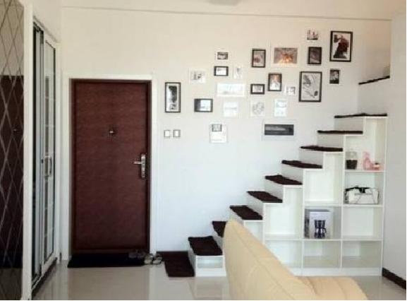 ▲表哥新家把大床装在衣柜上面，省地方又实用，太聪明了