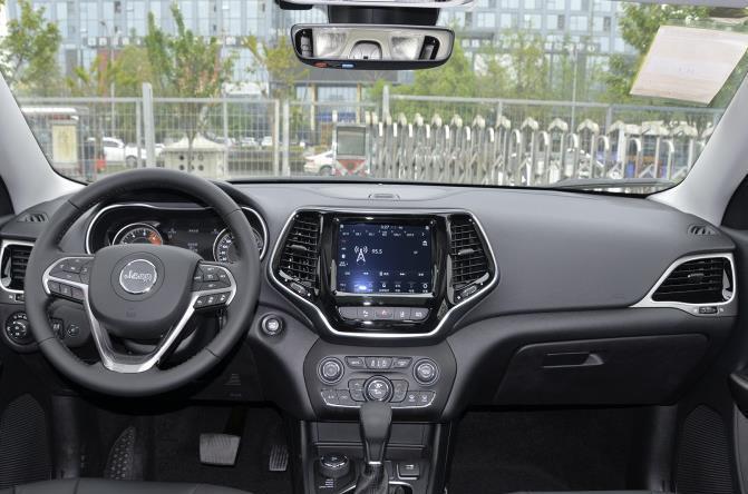 jeep自由光：怀揣25万，换车坚持提了Jeep自由光，车主说了真心话