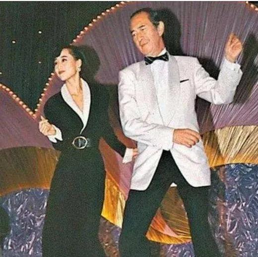 「何鸿燊」赌王何鸿燊家族之“多人运动 ”