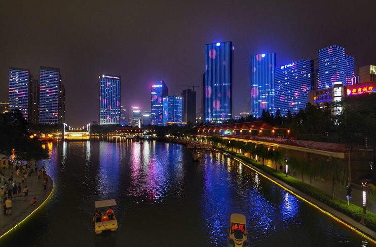 南海发布|靓爆！千灯湖巨幕正式亮灯！海量美图来了→