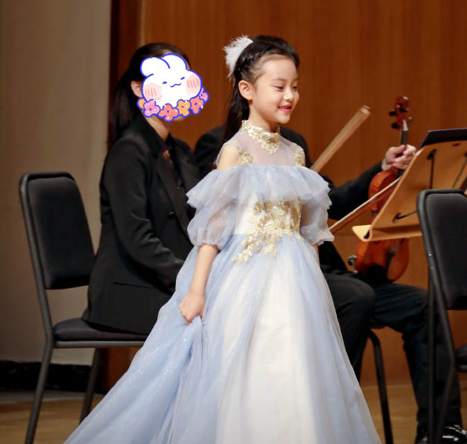 贾云馨|8岁甜馨长大啦！音乐厅特邀演奏钢琴很自信，气质出众获观众猛拍