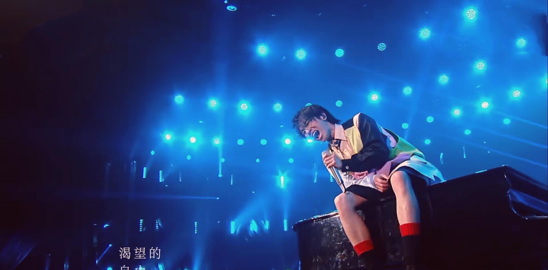 『华晨宇』华晨宇唱《强迫症》时，令人感动的细节，在钢琴前弹出对ET的在乎