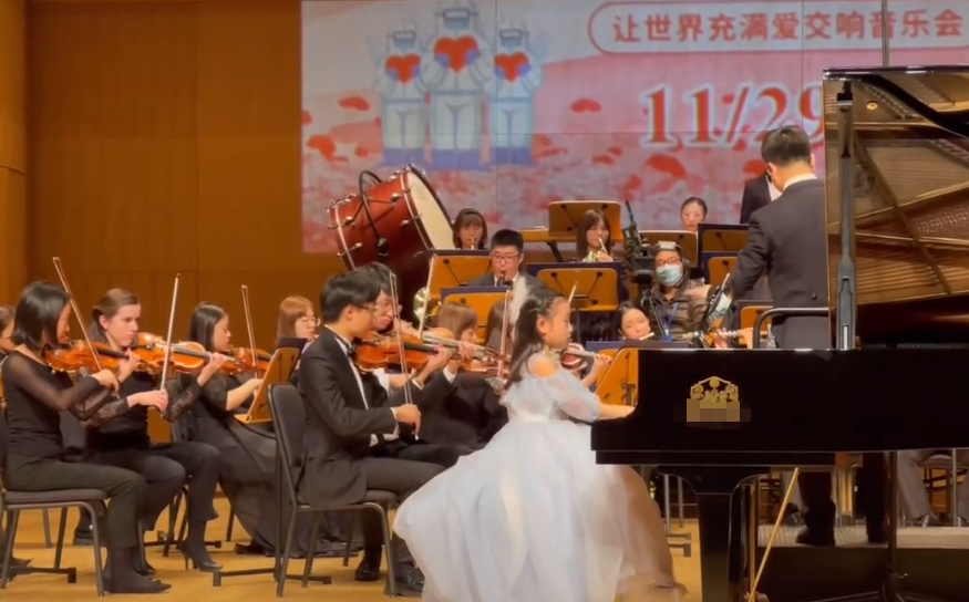 贾云馨|8岁甜馨长大啦！音乐厅特邀演奏钢琴很自信，气质出众获观众猛拍