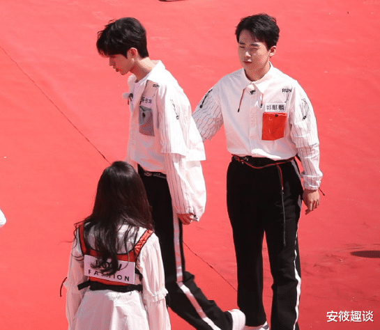 #王一博#跑男情侣装,郑恺组合绿色,沙溢组合蓝色,蔡徐坤组合颜色显高级