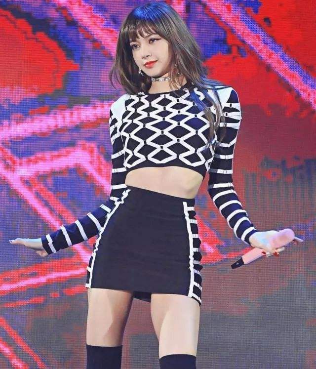 |Lisa拥有超高的颜值，被称为“人间芭比”，而肩部却不是很完美？