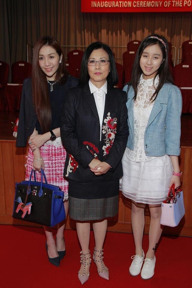 梁安琪|赌王四太梁安琪一家四口同框，两女貌美如花，长女何超盈气场太强