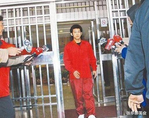 童星|12岁爆红17岁入狱, 戴脚铐为父奔丧, 今成破亿票房导演, 他凭啥逆袭