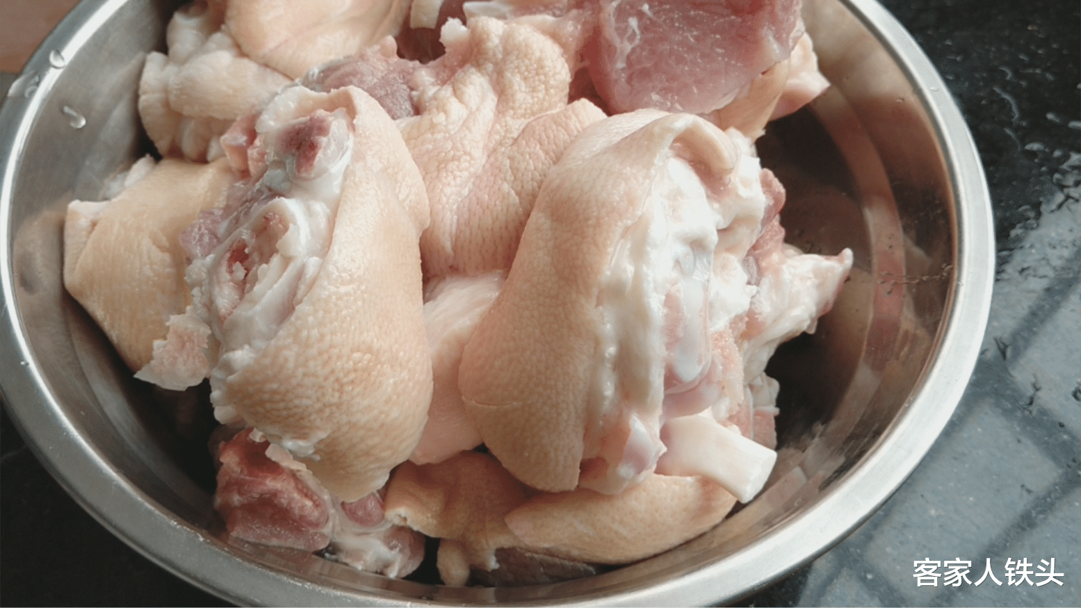 「玉米」客家传统焖猪脚，拌汁都可以吃3碗饭，做法超简单，4斤带汁吃光光