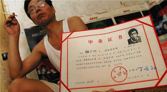 「泉州」北大高材生卖猪肉，被嘲笑20年，今为母校捐9亿，打破读书无用论