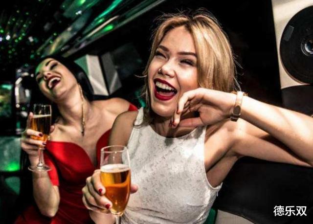 「俄罗斯」俄罗斯女孩嫁到中国，回国后哭诉：中国人说的喝一点全是鬼话！