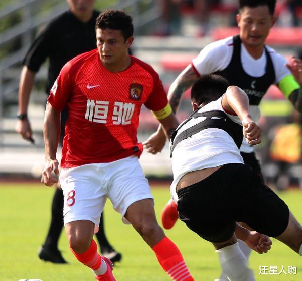 广州恒大■恒大“维吾尔双煞”横空出世!艾克森戴队长袖标,具有划时代意义