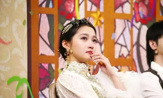 『关晓彤』王牌收官宫廷盛宴！吉娜刺绣礼服秀蚂蚁腰，关晓彤身材扁平输惨了