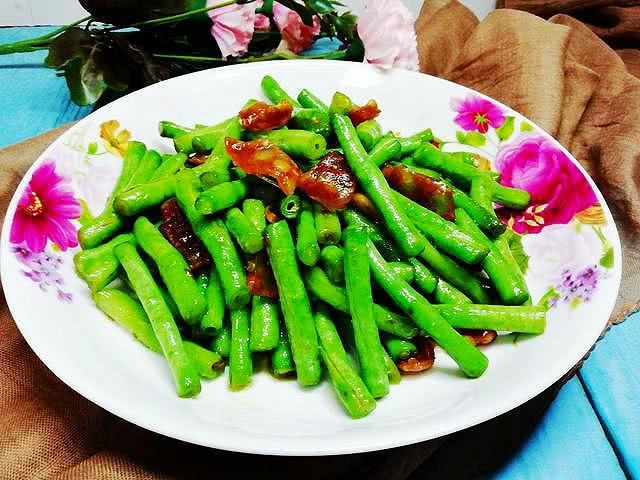 #瓜子#炒豆角时，先放油就错了！大厨教你这样做，豆角翠绿鲜香更入味