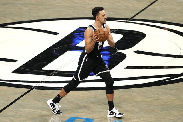 詹姆斯·哈登|價格不菲！哈登拿走沙梅特13號球衣問他想要啥，后者：美金和手表！