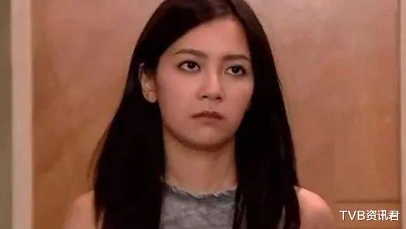 TVB资讯君 一视同仁!TVB人气夫妇闹市中违泊红色跑车,当众被开罚单兼拖车