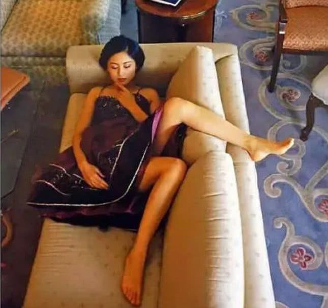 20年前陳紅在陳凱歌傢! 她躺沙發上露出小腿, 堪稱人間尤物！-圖3