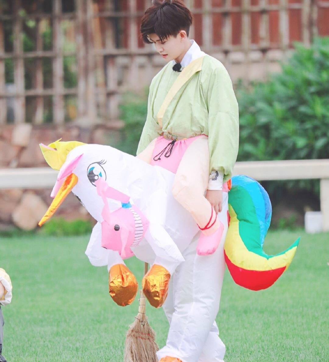 极限挑战|《极限挑战》来了！任嘉伦衣服了好可爱，他最多有三岁