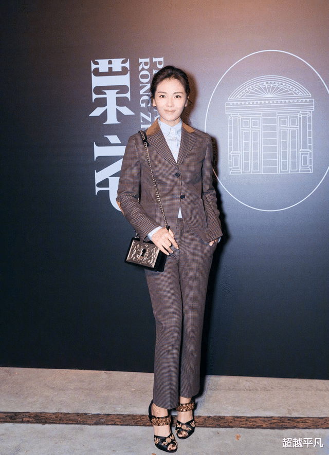 西装|刘涛气质真百变，穿碎花裙温柔典雅，穿西装秒变职场女王