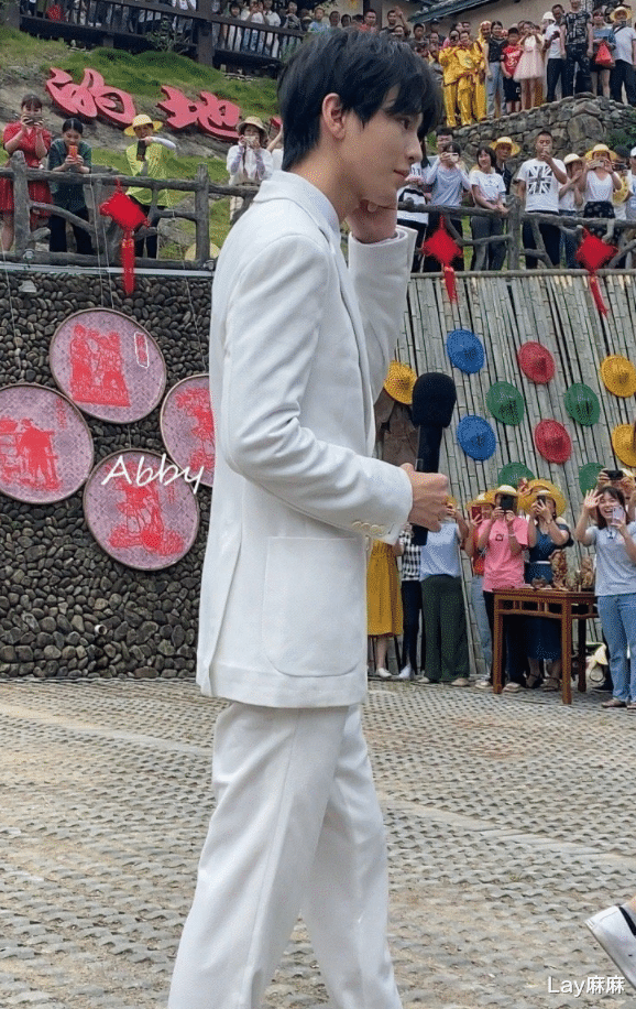 王俊凯|原来王俊凯才是“照骗”，看到路人拍下的无PS照，粉丝都懵了