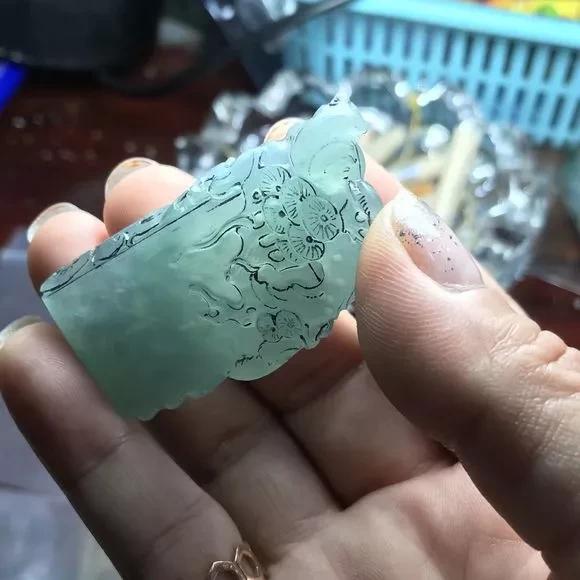 『翡翠』顶着倾盆大雨，只为把这翡翠买下来，成品问世货主大喊这波不亏！