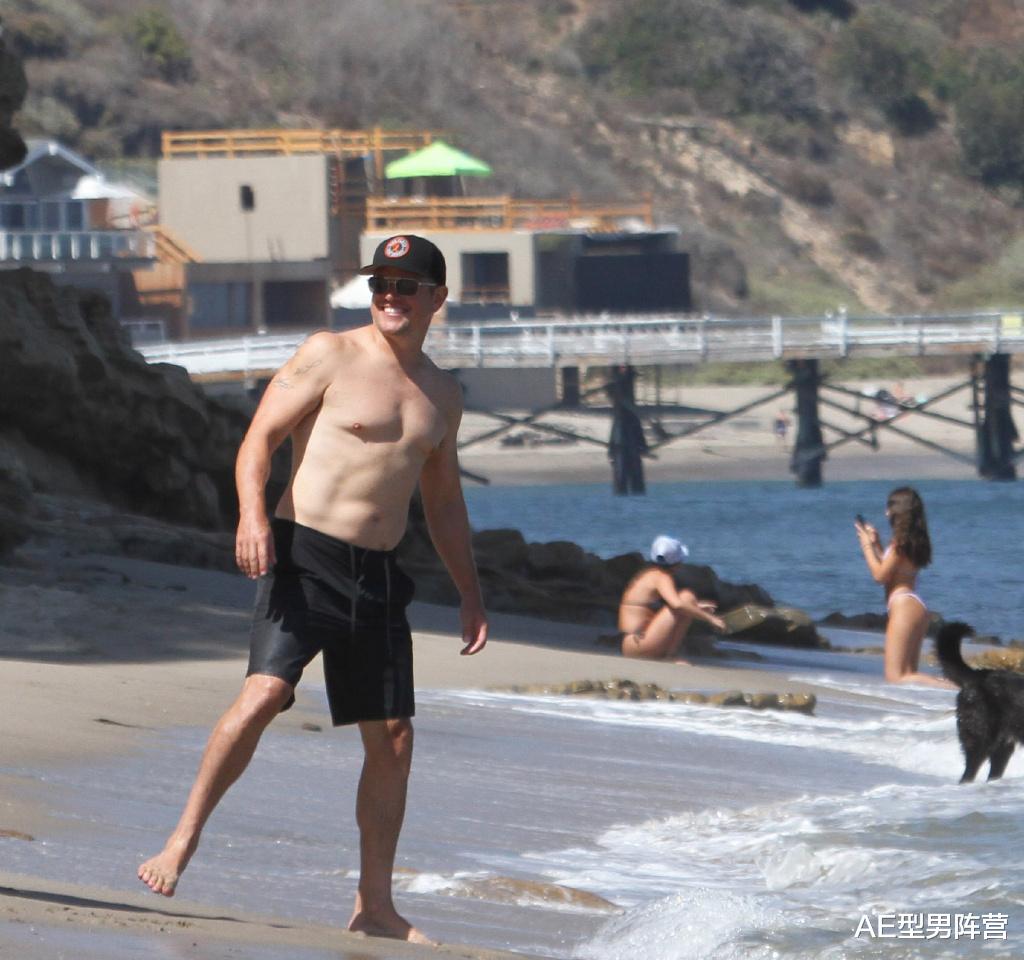 马特·达蒙|50岁马特·达蒙瘦了！胖了10多年的好莱坞男神，肚子上再现腹肌