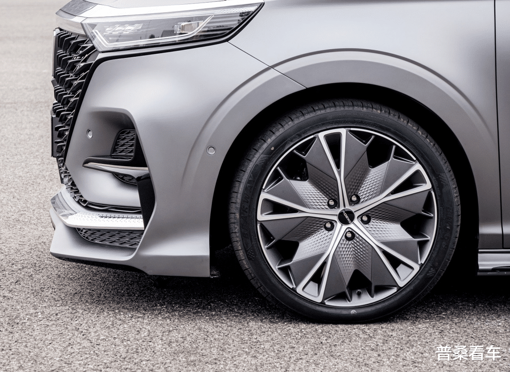 【荣威】上汽不负众望！最豪华国产MPV亮相，双天窗+2.0T，放弃GL8坐等它