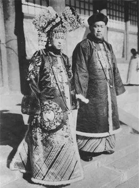 「倾国倾城」清朝罕见的“夫妻”合照，清晰自然，最后一张妻子美得倾国倾城！