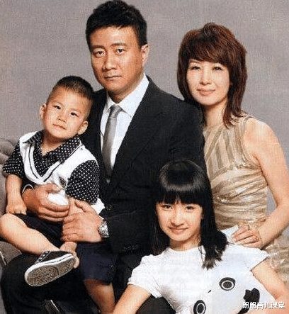 胡军|有种“发育过猛”叫胡军女儿，身高185堪比超模，难怪不愿意公开