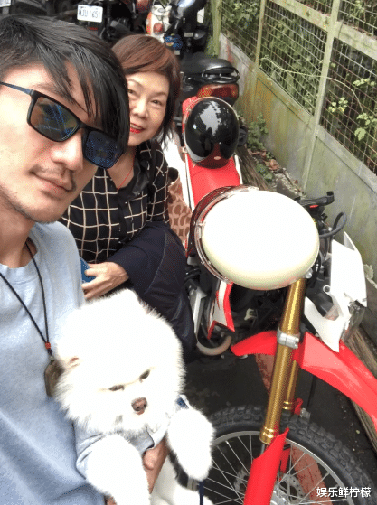 #高以翔#高以翔二哥久违营业！拍摄广告笑容温暖，留胡子侧脸酷似弟弟