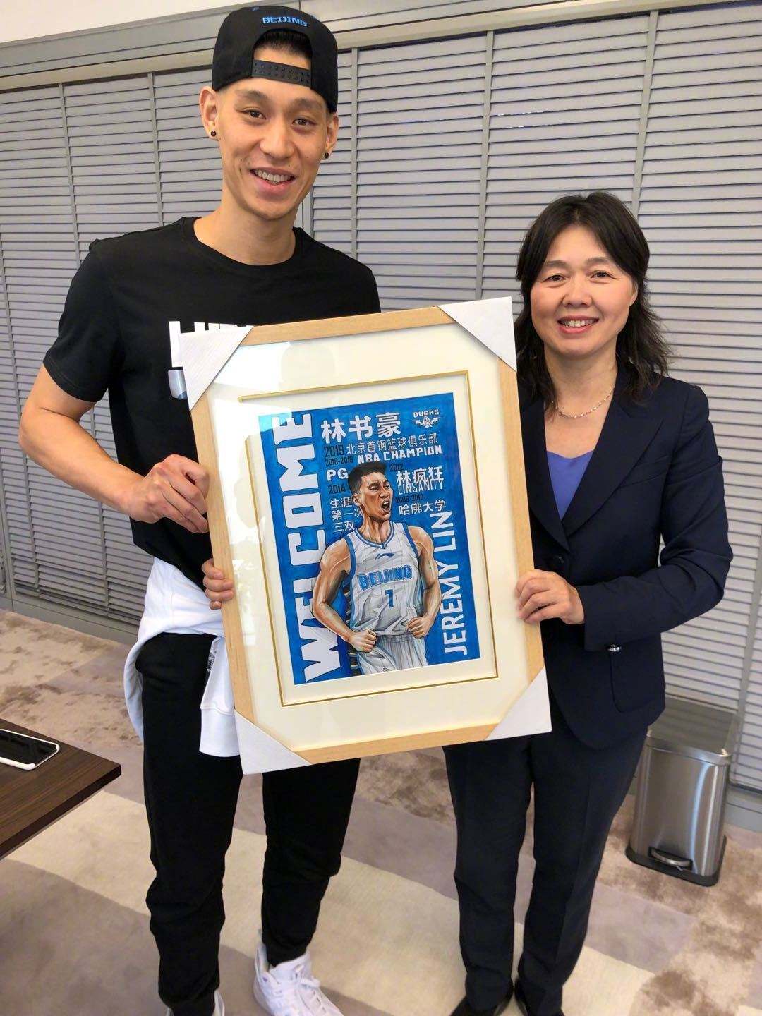 林书豪|原来如此！6支NBA球队想签林书豪，翟晓川发微祝福，柯凡：去追梦吧！