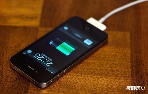 电池|睡觉的时候手机放床头真的有辐射吗？充电一整夜安全吗？长知识了