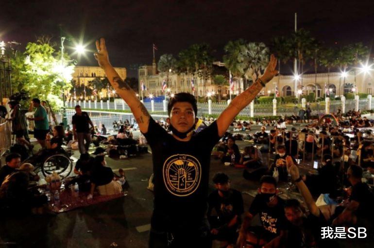 泰國宣佈緊急狀態並逮捕活動領袖以遏制街頭示威抗議-圖2