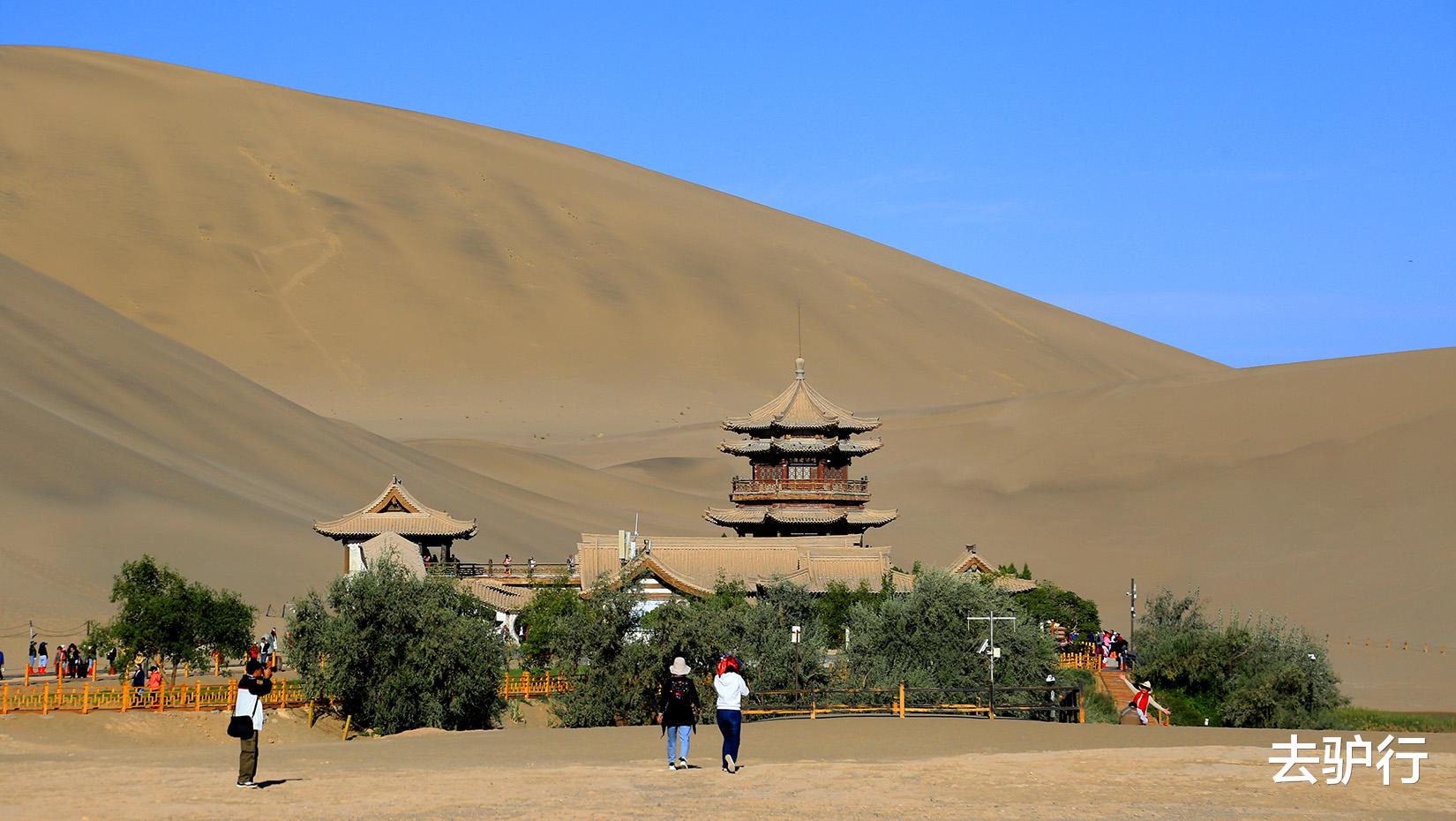 月牙泉|爆红的敦煌月牙泉，国庆前就已漫山遍野是游客，但未来还可以更好