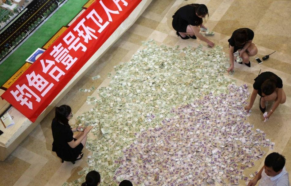 农村夫妇带14麻袋零钱买房, 攒了30年, 最终金额让人十分佩服