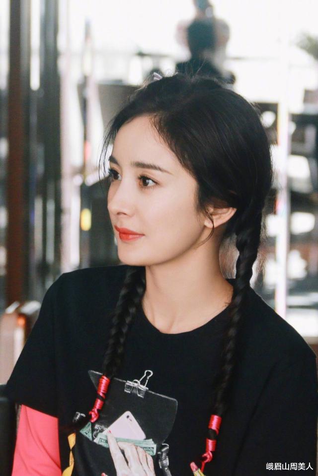 迪丽热巴▲头发长了别披着！今年流行迪丽热巴的“香蕉头”，时髦减龄有气质