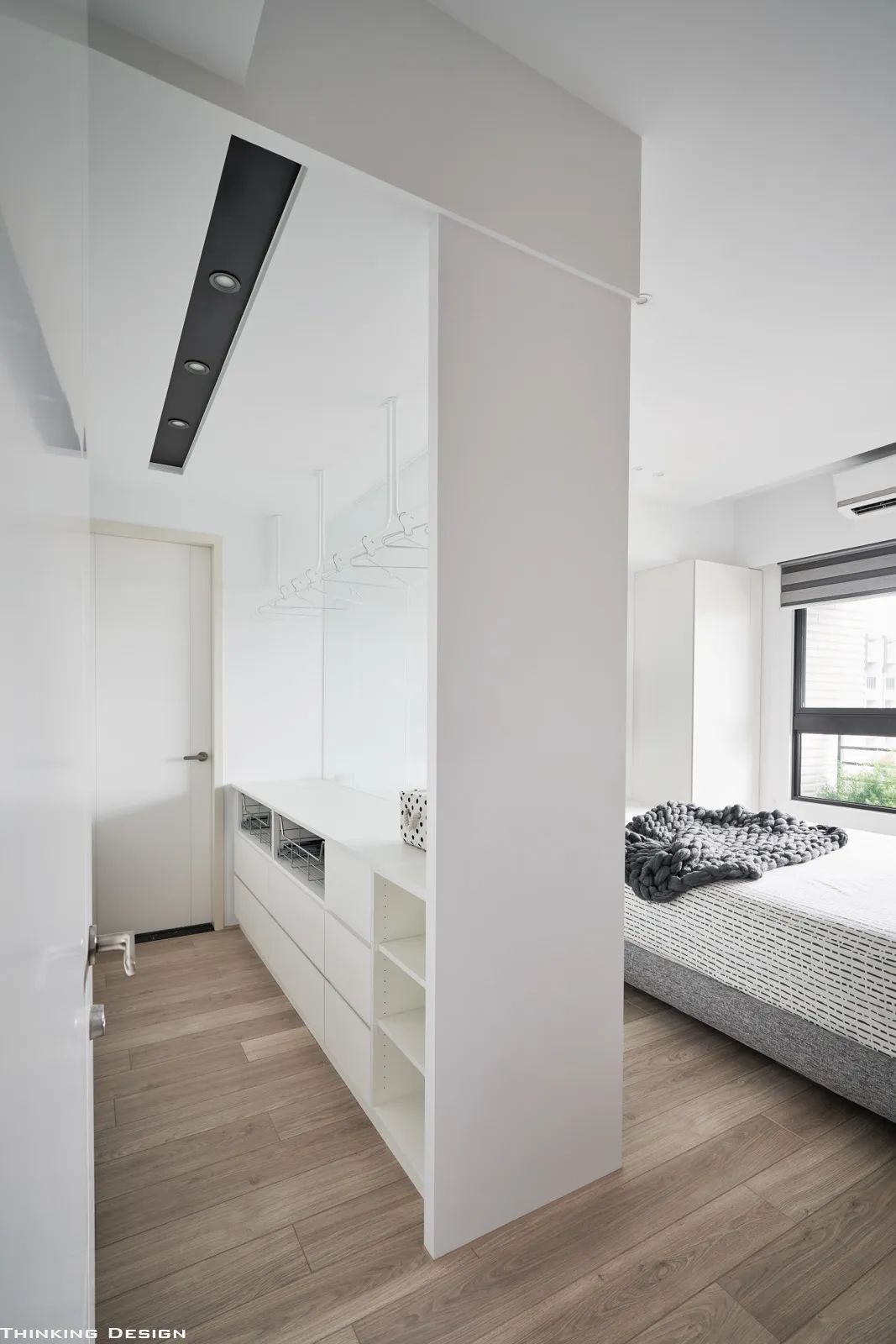 ##简单设计最大气!101平极简风,水泥灰+木质,做出时尚高端感