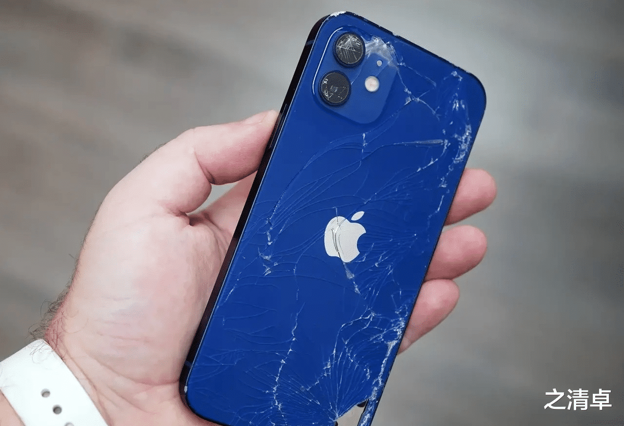 |iPhone12蓝色版首摔，背面裂个稀碎，摄像头都未能幸免