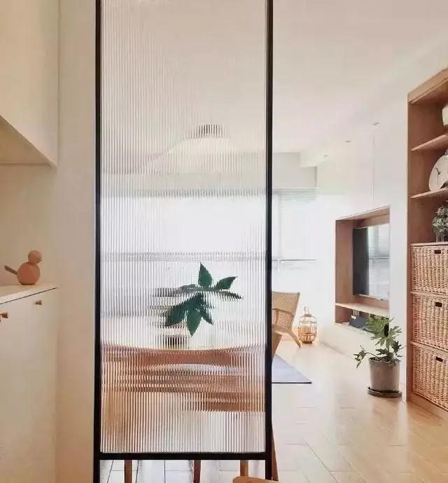 ：进门就是客厅和餐厅的户型，怎样设计玄关？