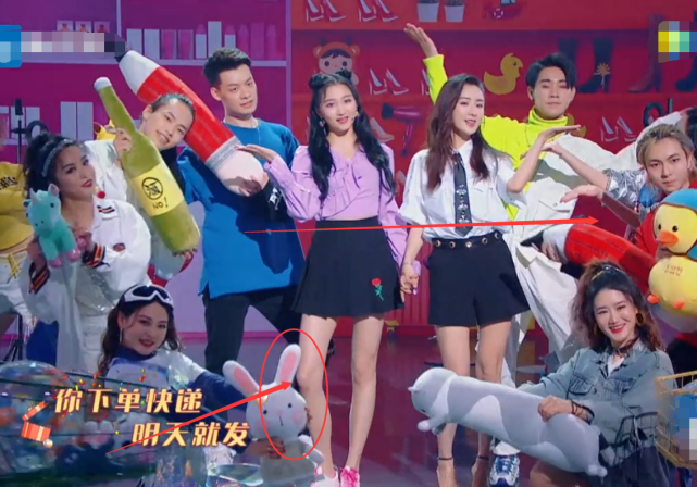 薇娅▲关晓彤穿平底鞋，与穿高跟鞋的薇娅牵手站，谁注意站姿？暴露人品