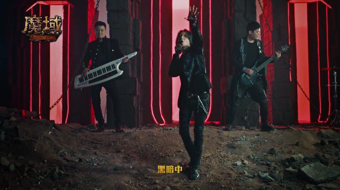 「黑豹乐队」黑豹乐队到酒吧听歌，毅然将台上歌手奉为乐队主唱！网友：太牛